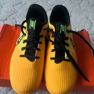 JR NIKE ELASTICO PRO III IC size 5.5y